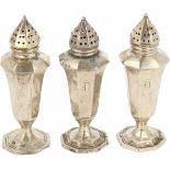 (3) Zout & peper strooiers zilver.Baluster vormig gefacetteerd model op voet. USA, 20e eeuw,