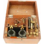 Een medisch instrument in originele houten kist. 1e helft 20e eeuw.Afm. 13,5 x 19 cm.A medical