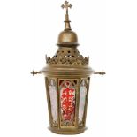 Een processielantaarn met gekleurd glas. Afm. 65 x 29 cm.A processional lantern with colored