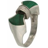 Strikvormige ring zilver, malachiet - 835/1000.Ringmaat: 17,5 mm. Gewicht: 5,6 gram.Silver bow-