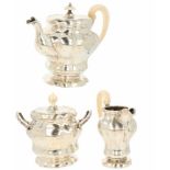 (3) delig thee servies zilver.Fraaie gelobde vorm en accoladerand, voorzien van ivoren handvatten en