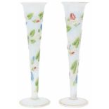 Een set van twee handbeschilderde opaline trompetvazen met bloemendecor. Eind 19e eeuw.Afm. 50 x