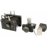 Lot van diverse camera onderdelen w.o. draadontspanner in doos, Junka en Plaubel makina camera - ca.