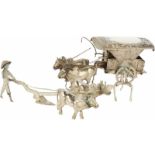 Lot oosterse miniaturen zilver.W.o. ossenwagen en boer met koeien ploeg. Grote ossenwagen derde