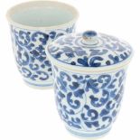 Een set van twee dekselkoppen met blauw bloemendecor. China, 18e eeuw.1 deksel mist. Afm. 11 x 7,5