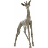 Een bronzen sculptuur van een giraffe. Eind 20e eeuw.Afm. H 21 cm.A bronze sculpture of a giraffe.