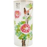 Een porseleinen brushpot met decor van een zingende vogel op een tak. China, eind 19e eeuw.Afm. 27 x