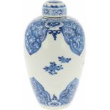 Een porseleinen voorraadpot met bloemendecor. China, Kangxi.Haarlijn. Afm. 21,5 x 12 cm.A