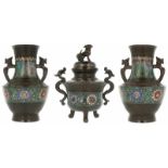 Een cloisonné kaststel bestaande uit twee vazen en een wierookbrander. China, 19e eeuw.A cloisonné