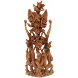 Een houten sculptuur voorstellende Garuda en een draak. Bali, Indonesië. Delen afgebroken aan de