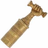 Cachet brons.Het handvat in de vorm van een ridderhand met 15 verwisselbare stempels. Frankrijk, 20e