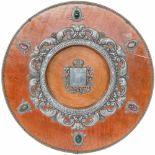 Een pre-revolutionaire Russische mahonie disk met tinnen versierselen en halfedelstenen. "Erfgoed