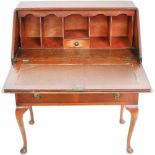 Een gefineerde Queen Ann-stijl klepsecretaire. A veneered Queen Ann-style valve secretary.