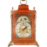 Een houten tafelklok met bronzen ornamenten. 2e helft 20e eeuw.Afm. 42 x 25 cm.An wooden table clock