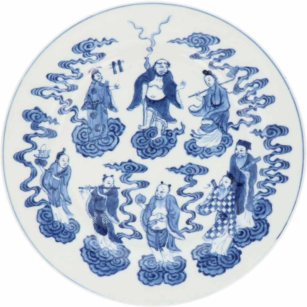 Een set van zes porseleinen borden gedecoreerd met onsterfelijkheden, gemerkt in periode. China, - Image 2 of 9