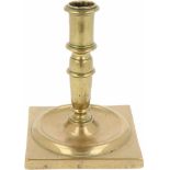 Een koperen kandelaar, ca. 1800 of eerder.Gedeukt in de kraag. Afm. H: 15 cm.A copper candlestick.