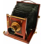 Een houten camera. City Sale & Exchange met Pioneer lens ca. 1900.A wooden camera. City Sale &