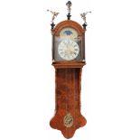 Een Friese staartklok. Midden 20e eeuw naar ouder voorbeeld.Afm. 100 x 25 cm.A Frisian tail clock.