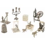 (8) delig lot miniaturen zilver.W.o. vingerhoedje, paard en wagens, spinnewiel. 20e eeuw,