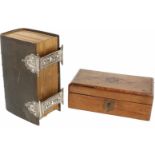 Een houten kistje met intarsia en marqueterie. Circa 1900.Bijgevoegd een bijbeltje met zilveren