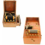 Een lot van twee natuurkundige instrumenten in originele houten kisten. 1e helft 20e eeuw.A lot with