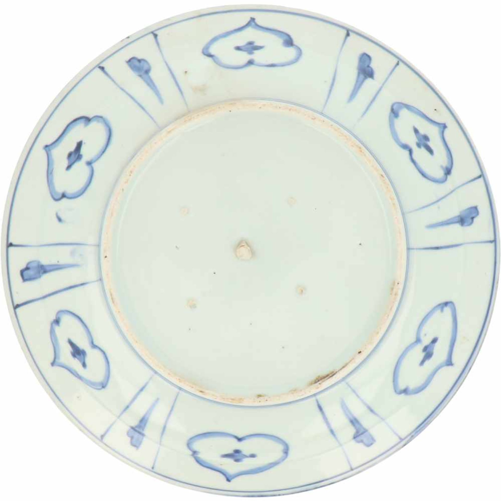 Een porseleinen Arita bord in Wanli-stijl. Japan, 18e eeuw.Ø 21 cm.A porcelain Arita plate in - Bild 2 aus 2