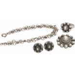 Lot divers vintage zilver - 925/1000.Ring, hanger, oorbellen en armband met Zeeuwse knopen.