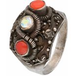 Antieke ring zilver, bloedkoraal en zirkonia - 900/1000. Ringmaat: 18,5 mm. Gewicht: 3,8 gram.