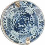 Een porselein kom bezet met zilveren heft. China, 18e eeuw.Ø 16 cm.A porcelain bowl set with a