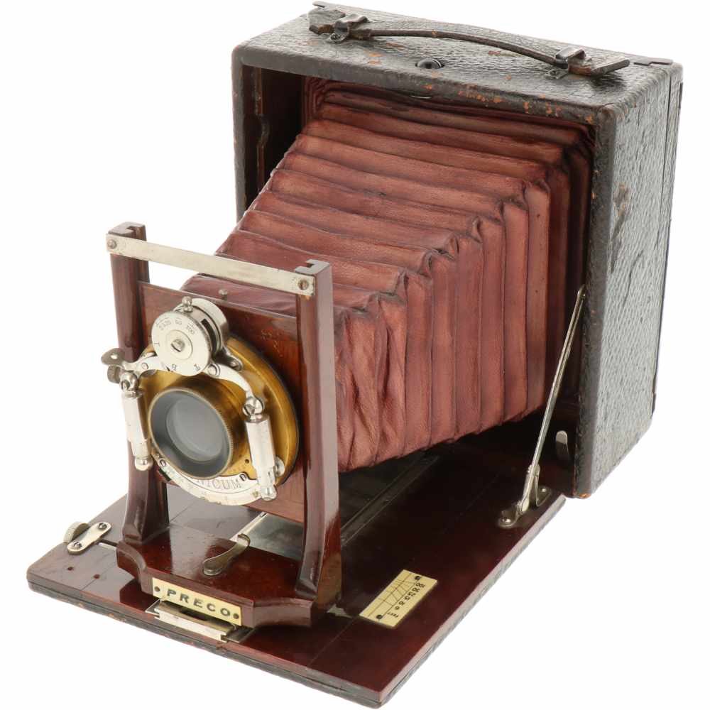 Een Preco "unicum" folding camera" met een Bausch & Lomb lens.Afm. H: 53 cm, B: 25,5 cm, D: 12 cm.