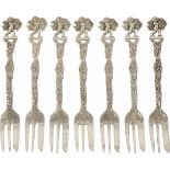(7) Gebak vorken zilver.Uitgevoerd met gegoten barok versieringen en putti. Vermoedelijk Duitsland/