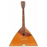 Een houten 6 snarige balalaika. Rusland, eind 20e eeuw.Afm. 68 x 42 cm.A wooden 6-string