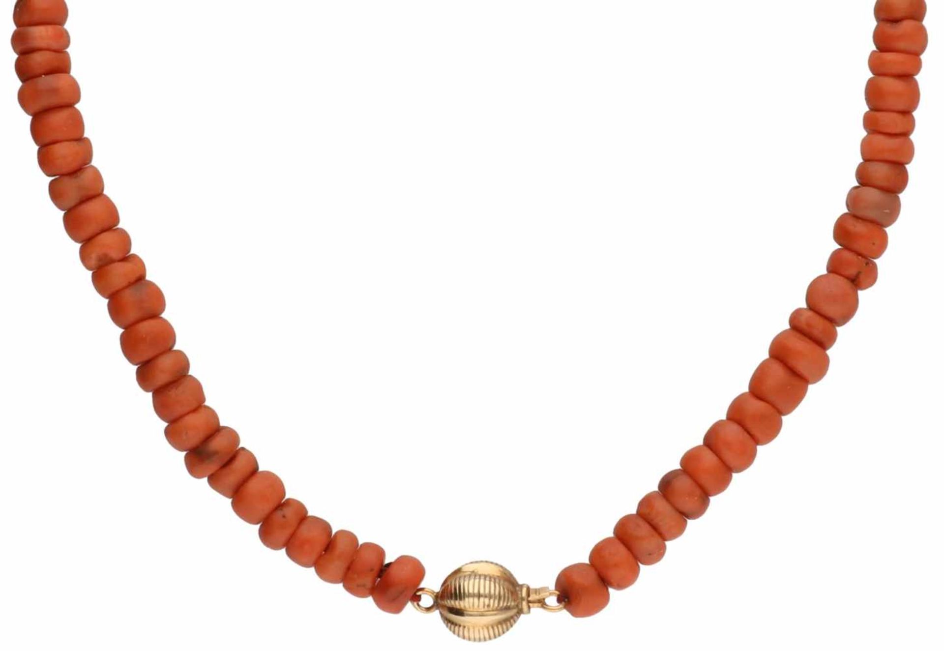 Antiek collier met geelgouden sluiting, bloedkoraal - 14 kt.Op rood draad geregen. Bloedkoraal 7 x 4