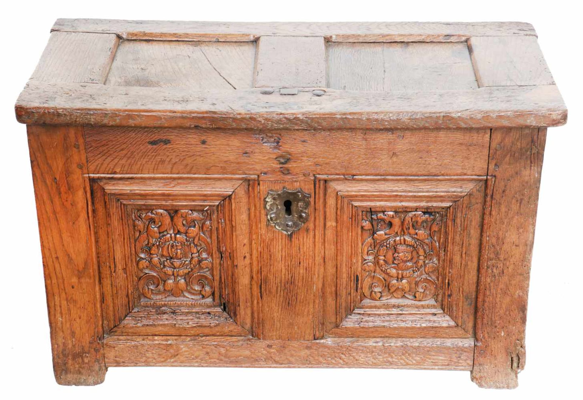 Een eikenhouten kist met grotesken en briefpanelen. 16e eeuw.An oak chest with grotesques and letter