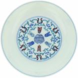 Een porseleinen Doucai bordje, gemerkt Qianglong. China, 20e eeuw.Ø 11,5 cm.A porcelain Doucai