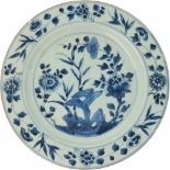 Een porseleinen bord met floraal bloemendecor. China, Qinglong.Ø 27,5 cm.A porcelain plate with