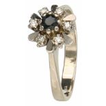 Rozetring witgoud, ca. 0.06 ct. diamant en saffier - 14 kt.6 Single cut geslepen diamanten (ca. 0.01