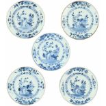 Een lot van vijf porseleinen bordjes met bloemendecor. China, 18e eeuw.Randschade. Ø 16 cm.A lot