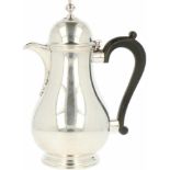 Koffiepot zilver.Strak model met bolle buik met ebbenhouten handvat. Engeland, Birmingham, 1939,