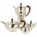 (5) delig koffie en thee servies zilver.Modern vormgegeven op brander met houten handvatten.