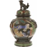 Een Chinese Cloisonné wierrookbrander gedecoreerd met mythologische figuren. Gemerkt met