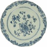 Een porseleinen bord met blauw bloemendecor. China, Qianlong.Randschade en glazuurbarsten. Ø 30,5