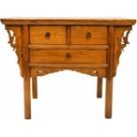 Een koloniale wandtafel, China.Afm. 100 x 82 cm.A colonial wall table.Dim. 100 x 82 cm.