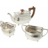 (3) delige set theepot met roomstel zilver.Voorzien van fraaie gedecoreerde randen en theepot met