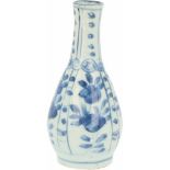 Een porseleinen vaas met blauw floraal decor in vakverdeling. China, Wanli.Haarlijn in de hals. Afm.