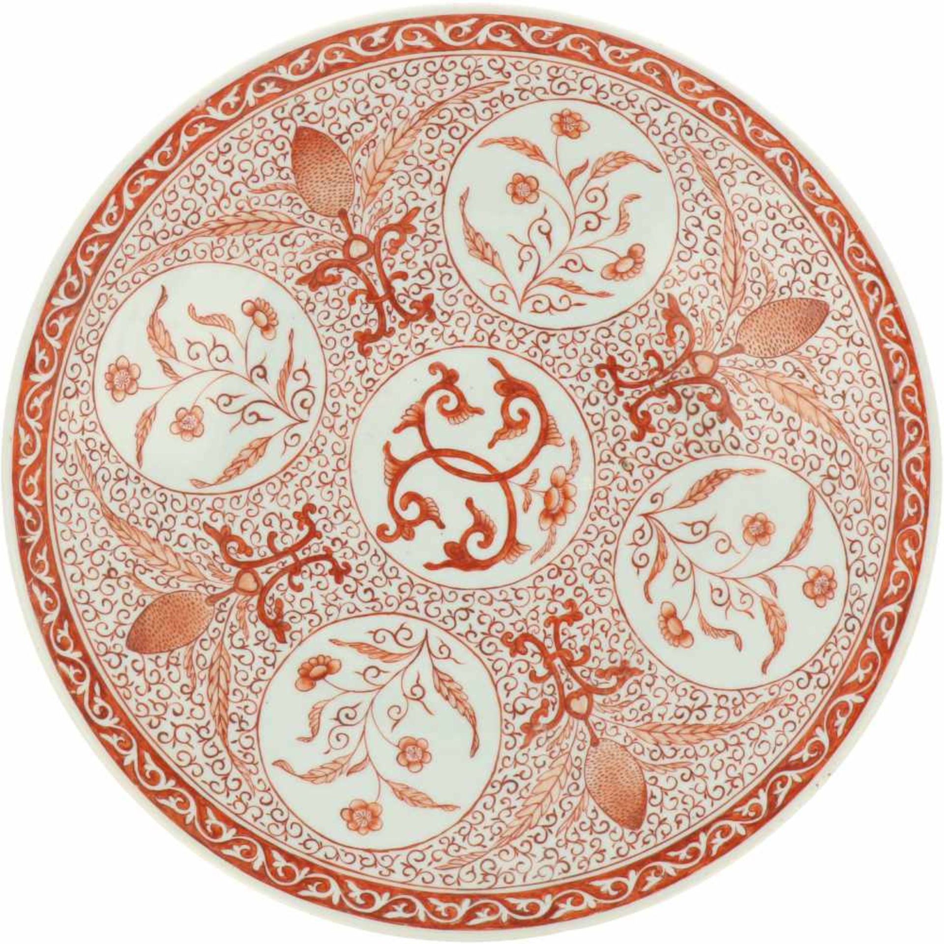 Een porseleinen schotel met floraal iron red decor. China, 19e/20e eeuw.Ø 34,5 cm.A porcelain dish