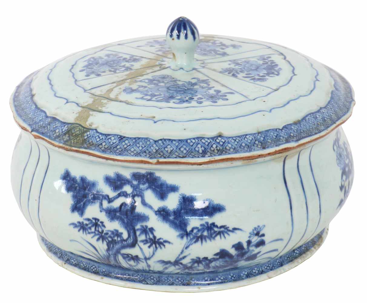 Een porseleinen soepterine met blauw bloemendecor. China, 18e eeuw.Deksel is gerestaureerd. Ø 30