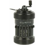 Een Curta calculator type 1. Liechtenstein, ca. 1950.Afm. 11 x 5,5 cm.A Curta calculator type 1.