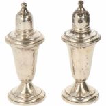 (2) delig Zout en peper stel zilver.Baluster uitgevoerd model met zilver op glazen base en gevulde