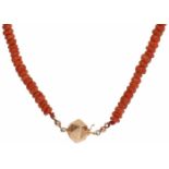 Antiek collier met rosegouden sluiting, bloedkoraal - 14 kt.Op rood draad geregen. L: 52 cm.